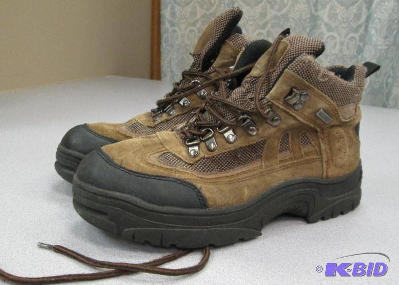 lot 114 image: Incline size 8.5 hiking boots...