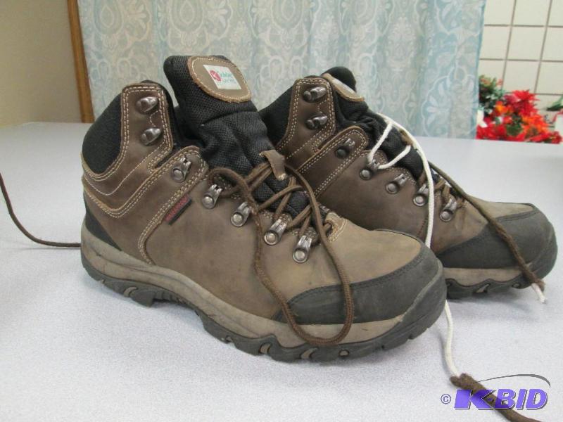 lot 115 image: USED Guide Series Kicking boots size 8.5...