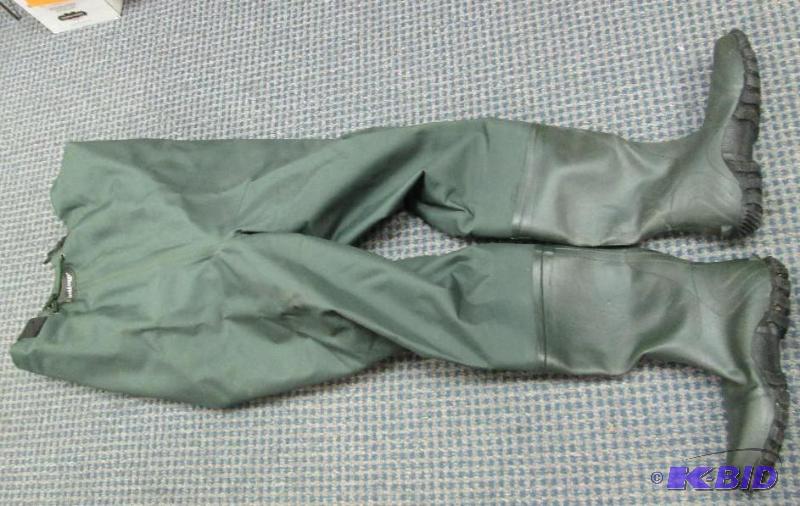 lot 129 image: Frogg toggs Cascade 2-ply Poly Rubber BF ch...