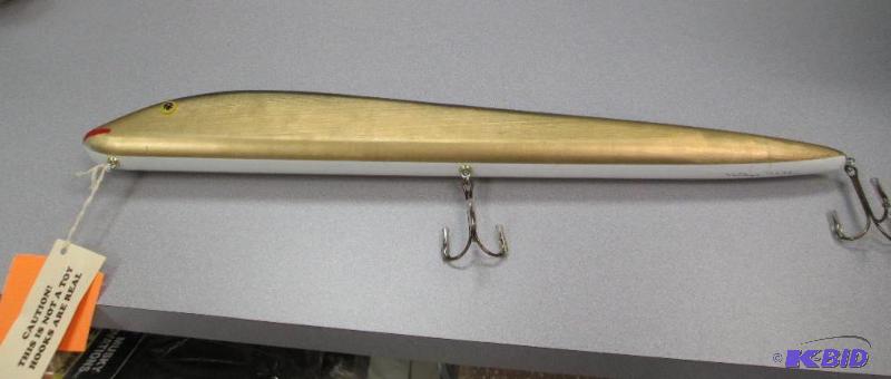 lot 167 image: Walleye Wahln Braggin baits gold and white w...