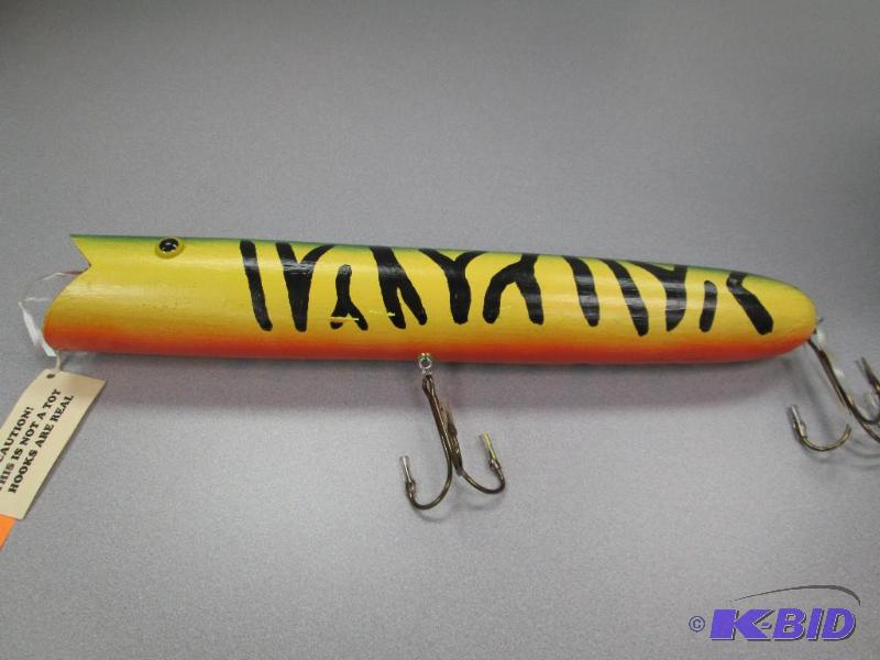 lot 168 image: Walleye Wahln Braggin baits the color of the...