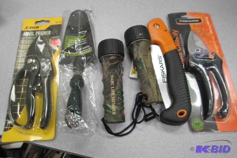 lot 197 image: Friskars cut cleanly Bypass pruner, mini saw ...