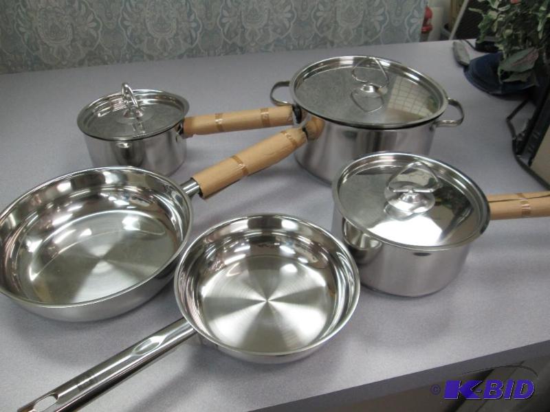lot 203 image: Cooking Club of America 8pc Stainless cookwar...