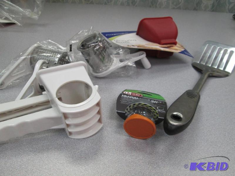 lot 251 image: Progressive Measuring bowl, metal spatula, gr...