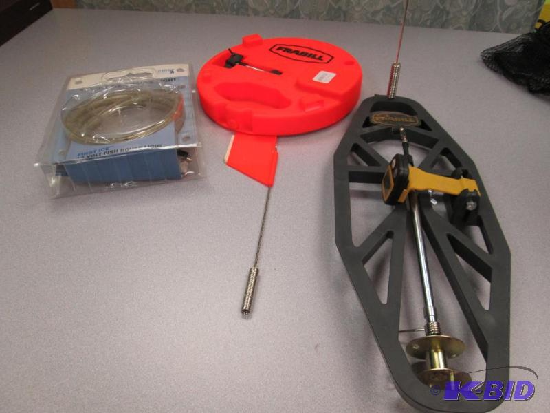 lot 257 image: 12 volt fish house light, Frabill. Ice fishin...