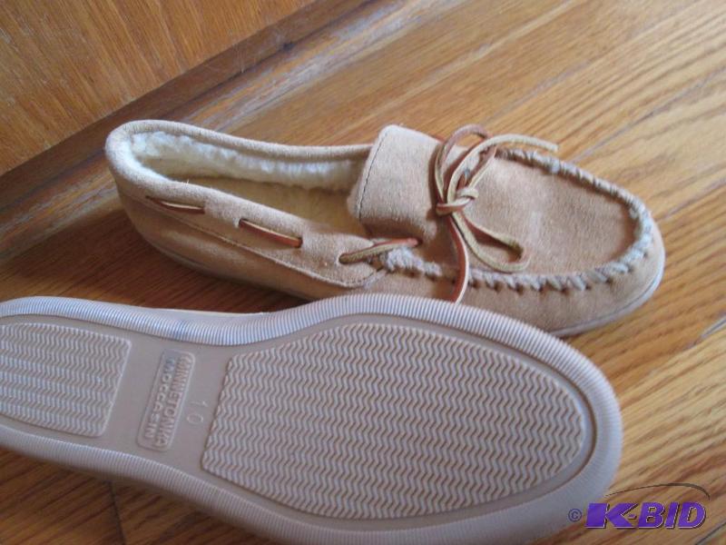 lot 280 image: New pair of Minnetonka Moccasins, size 10...