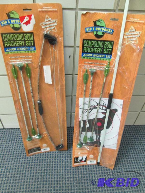 lot 82 image: Kids outdoor Compound bow Archery set Junior...