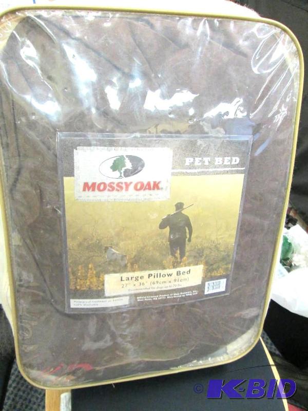 lot 84 image: Mossy Oak Pet Bed Large Pillow bed size 27 x ...