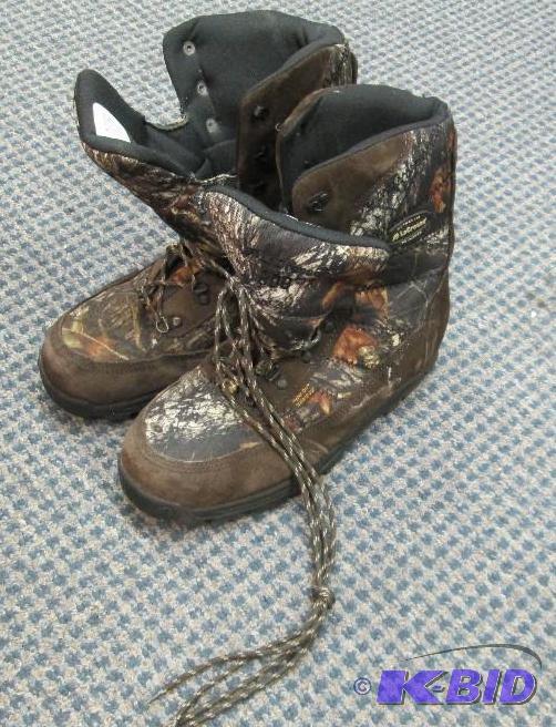lot 86 image: Authentic La Crosse Insulated Size 14 Hyper-D...
