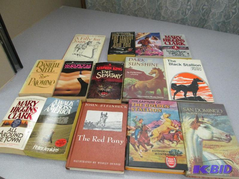 lot 99 image: USED Qty 14 Mary Higgins Clark All around the...