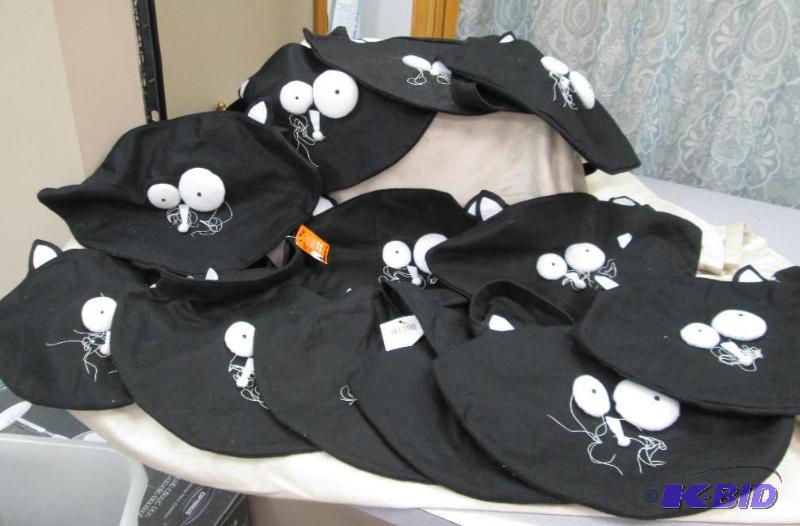 Qty 12 Halloween treat bags has a cat face on...