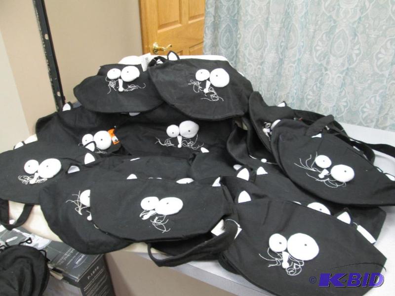 Qty 20 Halloween treat bags has a cat face on...
