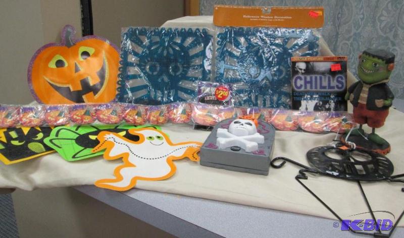 Qty 12 assortment of Halloween...