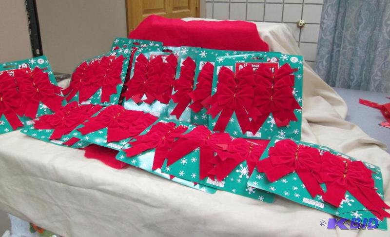 Qty 12 Christmas decorations bows...