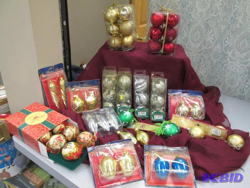 Assortment of bulbs for the tree gold, green,...