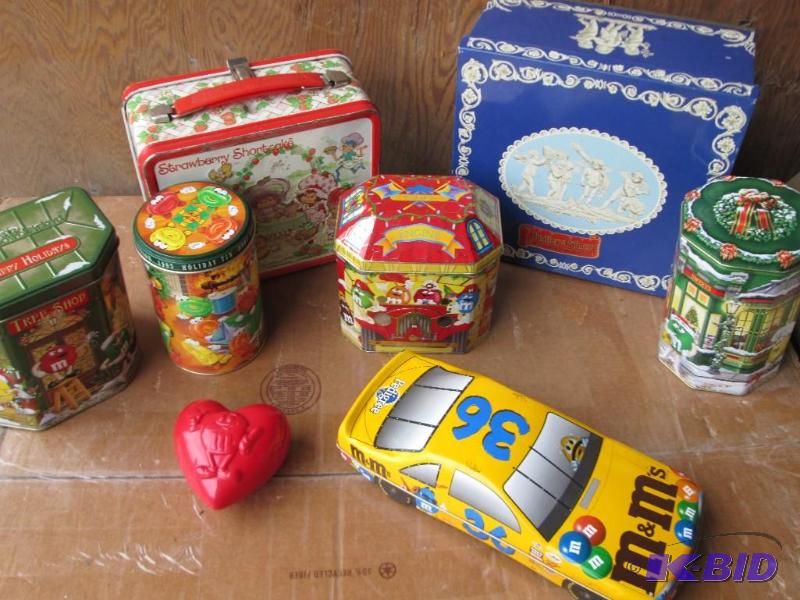 lot 119 image: mixed lot of m & m and chirstmas tins...
