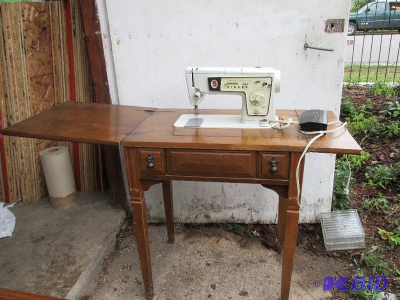 lot 284 image: Singer Model 478 sewing machine with stand- s...