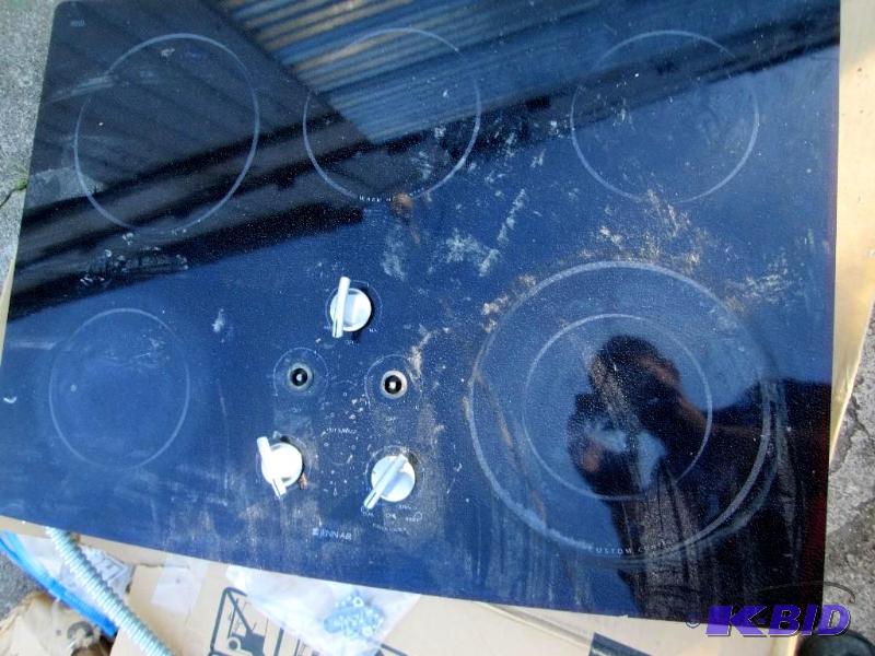 lot 90 image: JennAir glass stove top with 5 burners, good ...