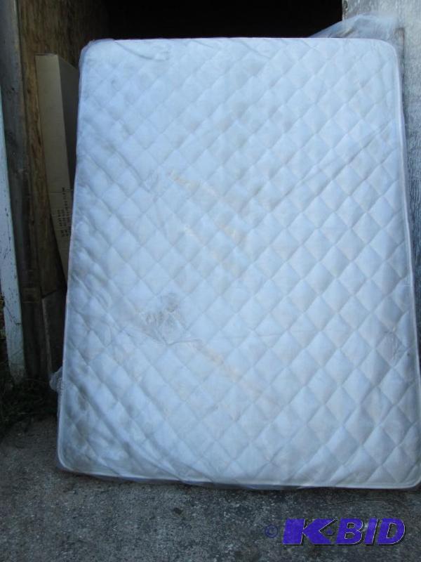 serta queen size mattress - scoffed in transi...
