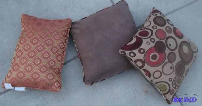 lot of 3 decorative pillows...
