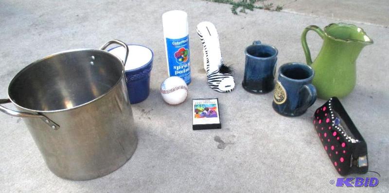 mixed lot of 2 mugs and decorative piggy bank...