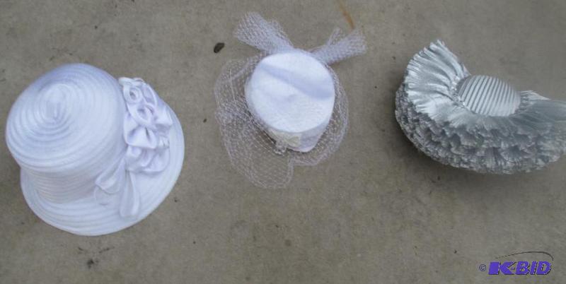 Lot of 3 anntique hats white, white and grey...