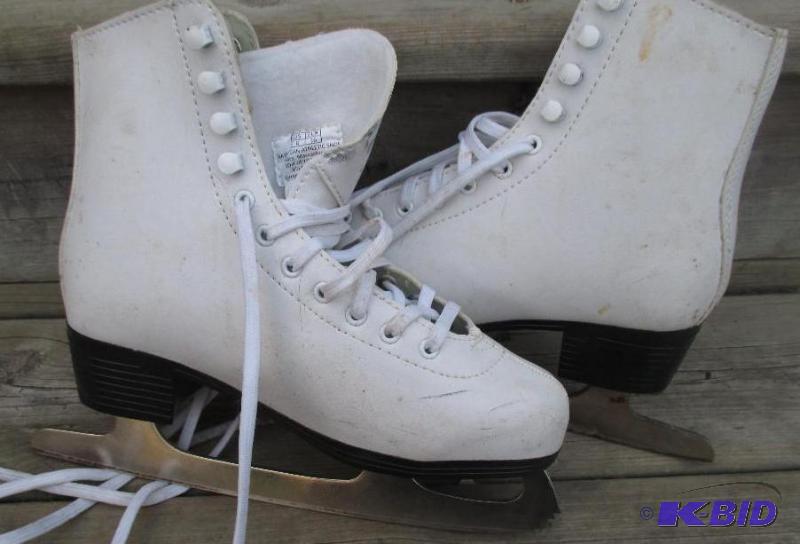 American Brand Figure skates size 6 some rust...