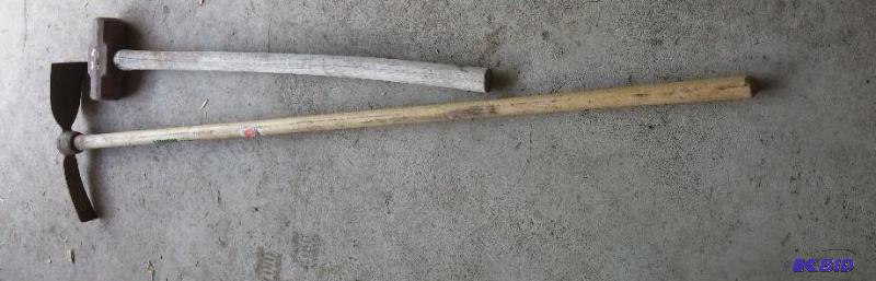 lot 16 image: Sledge hammer and Pick...