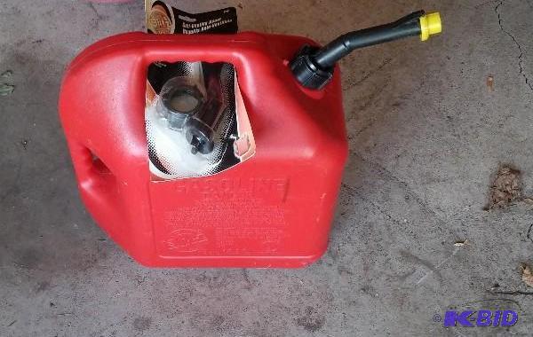 lot 29 image: NEW 5 gal Gas can...
