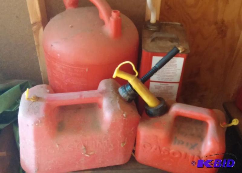lot 6 image: Lot of 4 gas cans...
