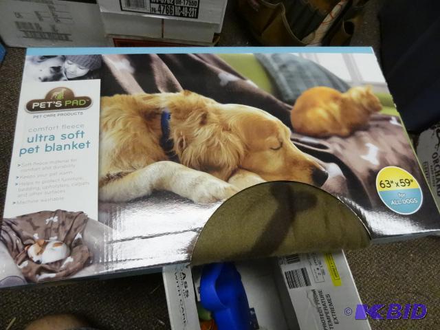 lot 181 image: NEW Pet LOT incl. Comfort Fleece Ultra Soft P...