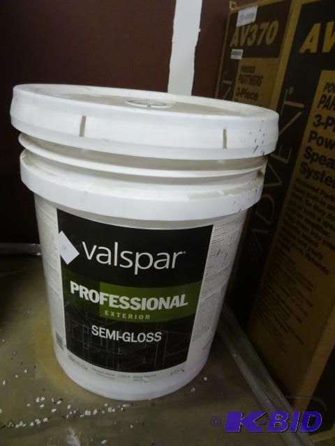 lot 19 image: NEW 5 Gal Pail Valspar Professional Exterior ...