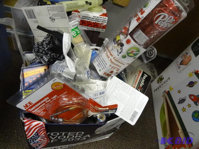 lot 194 image: NEW LARGE Misc. LOT incl. Totes Umbrella, Pop...