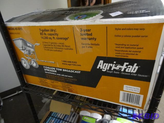 lot 53 image: Appears New In Box Agri-Fab 7 gal Tow Broadca...