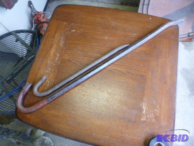 lot 129 image: 2 Pry Bars 30" and 17"...