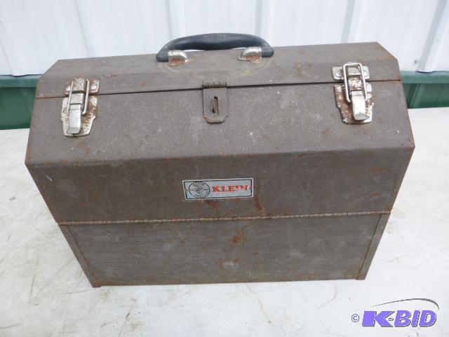 lot 20 image: Klein 18" Metal Too Baox...