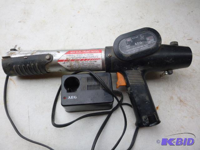 lot 207 image: AEG Cordless Caulking Gun with Charger Model ...