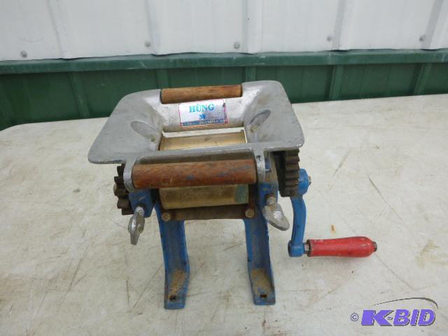 lot 21 image: Hung 38 Press...