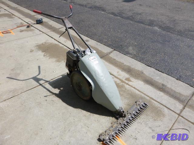 lot 42 image: Jari 32" Sickle Mower Briggs & Strat...