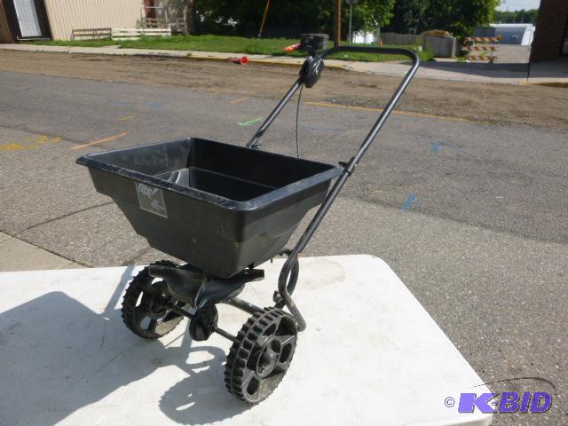 lot 52 image: Fertilizer Spreader...