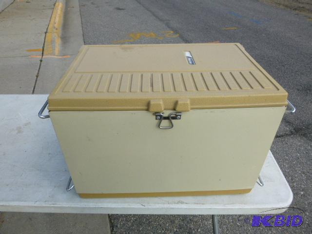 lot 62 image: Coleman Snow Light&nbspCooler...