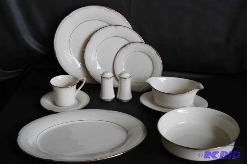 13 place Noritake Fine China, 7719 Golden Cov...