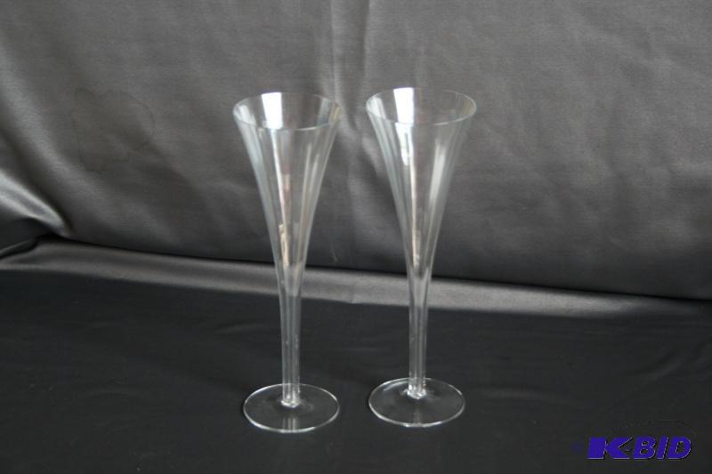 2 champagne flutes...