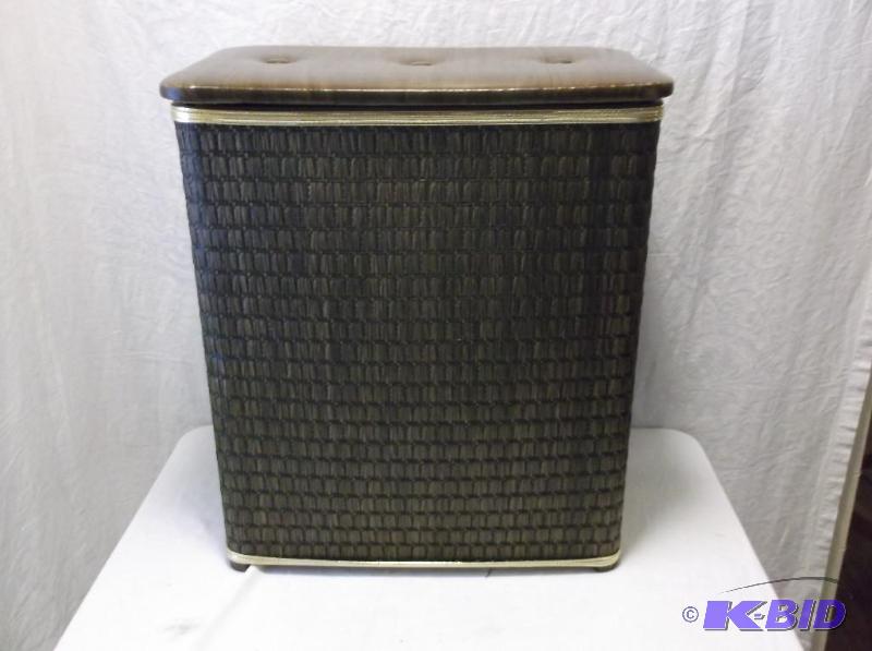 lot 28 image: Wicker clothes hamper appears in good conditi...