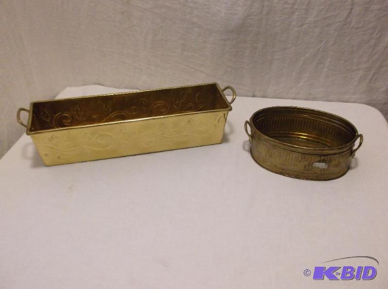 lot 36 image: Lot with 2 brass planters both appear in good...