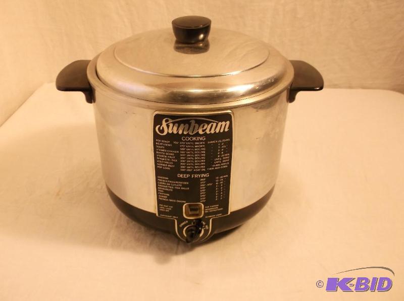lot 39 image: Sunbeam electric deep fryer appears in good u...