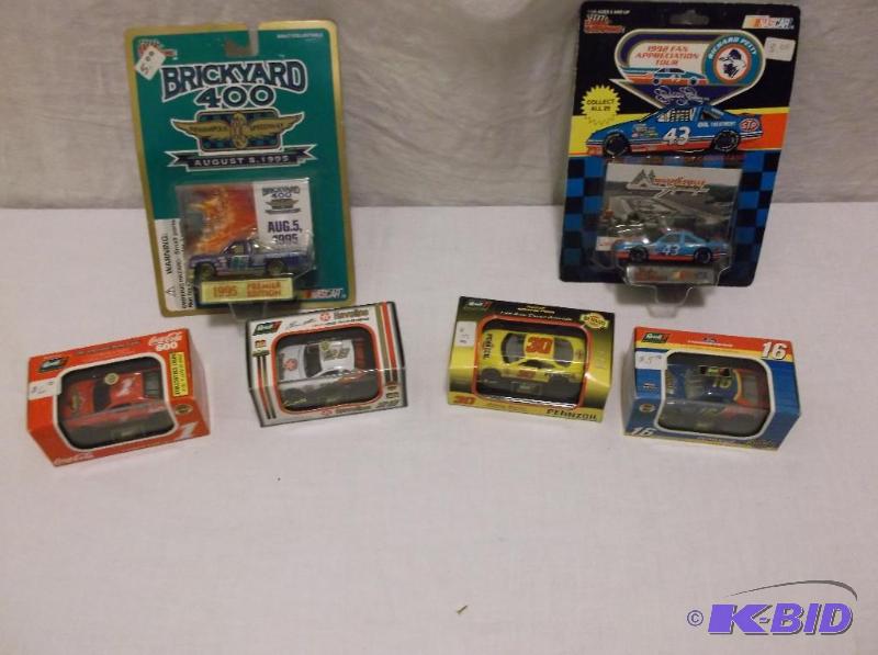 lot 43 image: Collectable limited edition 1995-1997 diecast...