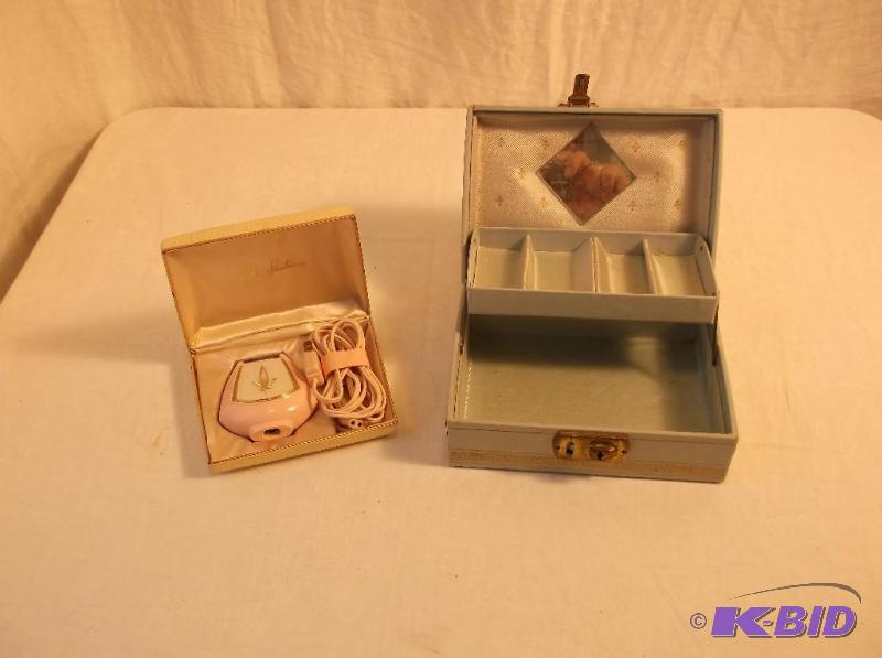 lot 53 image: Lot with vintage jewelry box & lady sunbe...