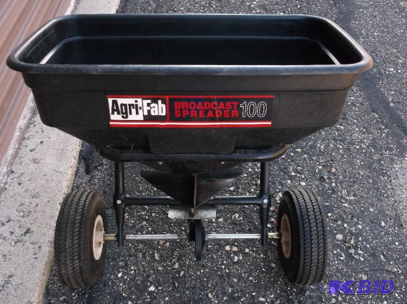 lot 66 image: Agri-Fab broad cast spreader 100 appears in g...