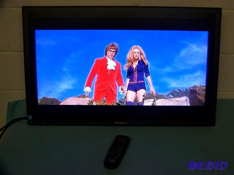 lot 8 image: Panasonic, 32, Widescreen Professional Series HD, LCD Display with Remote Control